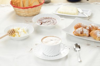 foto estudio de kiwi fresco rebanado aislado sobre fondo blanco