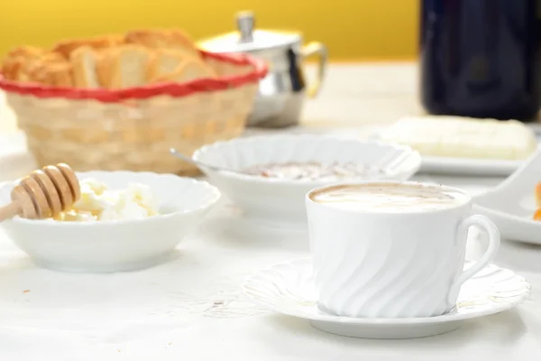 Cappuccino und Croissant — Stockfoto