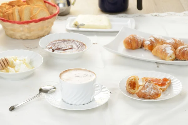 Cappuccino und Croissant — Stockfoto