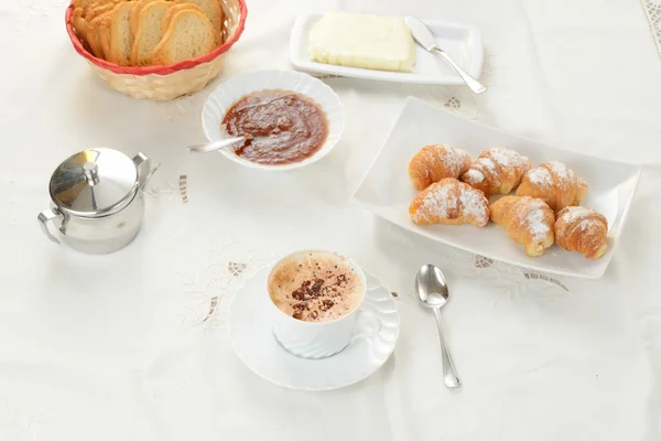 Cappuccino e croissant — Fotografia de Stock