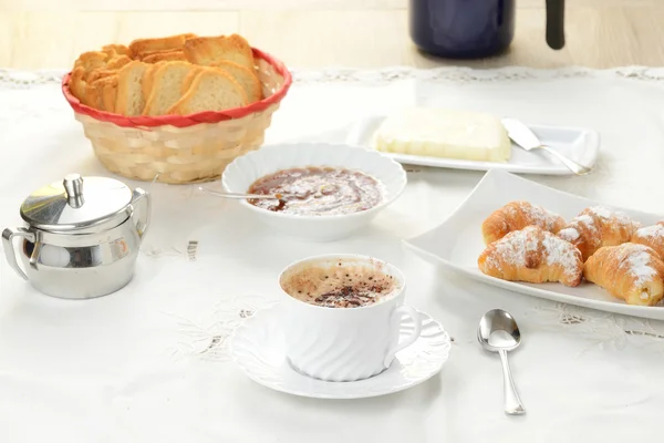 Cappuccino und Croissant — Stockfoto