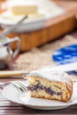 Reçel ile dolu pasta