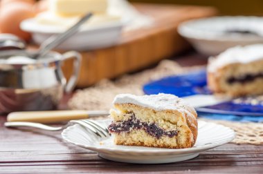 Reçel ile dolu pasta