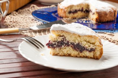 Reçel ile dolu pasta