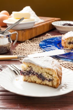 Reçel ile dolu pasta