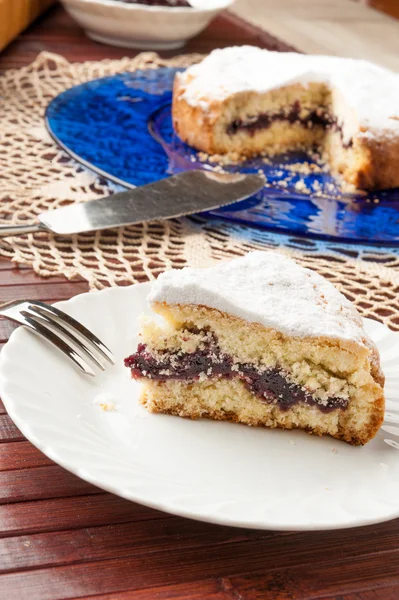 Reçel ile dolu pasta