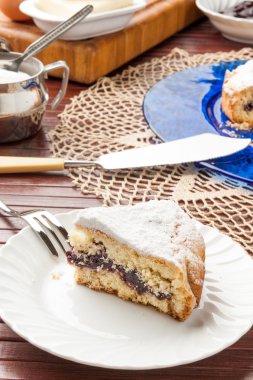 Reçel ile dolu pasta