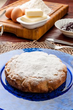 Reçel ile dolu pasta