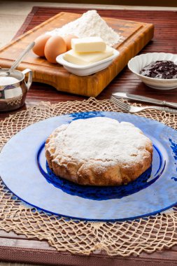 Reçel ile dolu pasta