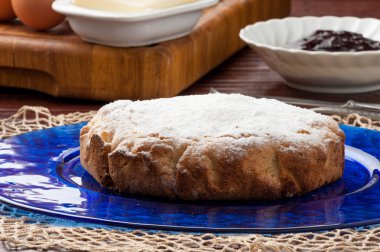 Reçel ile dolu pasta