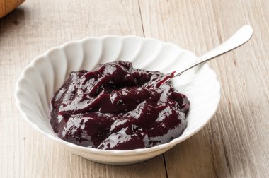 Bir tabak içinde yaban mersini reçeli