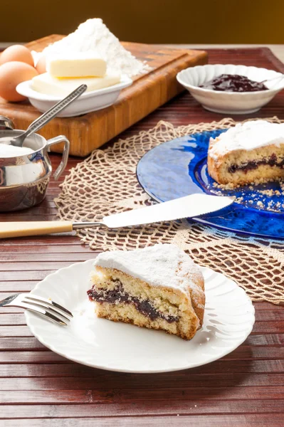 Kuchen gefüllt mit Marmelade — Stockfoto