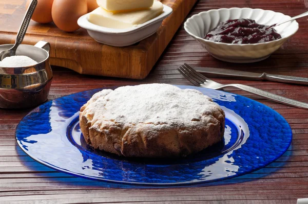 Reçel ile dolu pasta