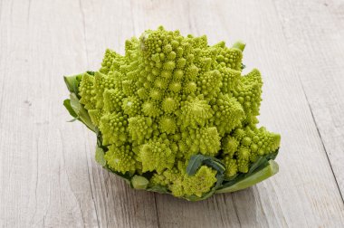 Bir tabloda yeşil karnabahar