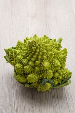 Bir tabloda yeşil karnabahar