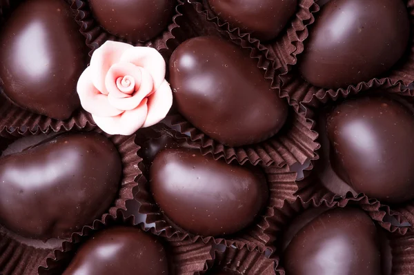 Шоколадні цукерки в мисці — стокове фото