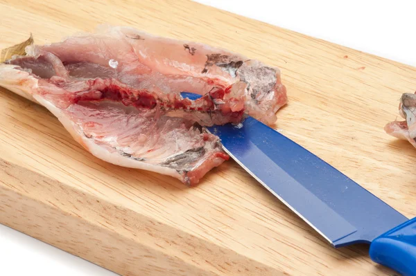 Ikan diisi dengan pisau di papan potong — Stok Foto
