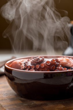 Sıcak duman ile haşlanmış ahtapot