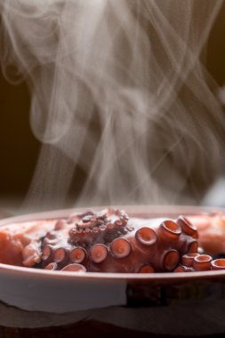 Sıcak duman ile haşlanmış ahtapot