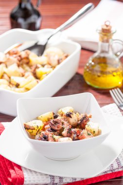 Haşlanmış ahtapot patates ile