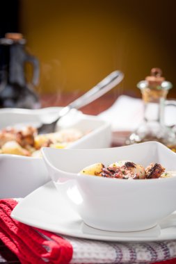 Haşlanmış ahtapot patates ile