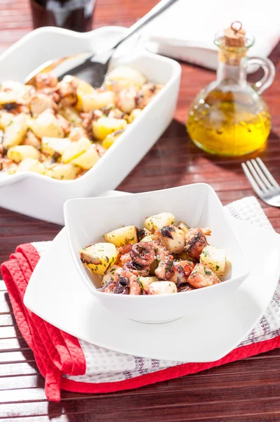 Boiled octopus with potatoes — Stock Photo, Image