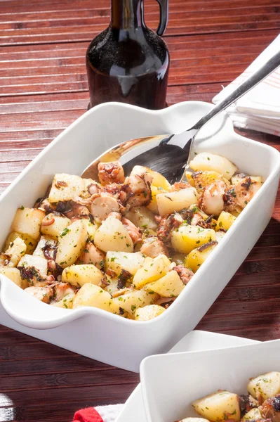 Boiled octopus with potatoes — Stock Photo, Image