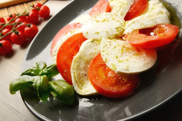 Mozzarellou, rajčaty a oregánem — Stock fotografie