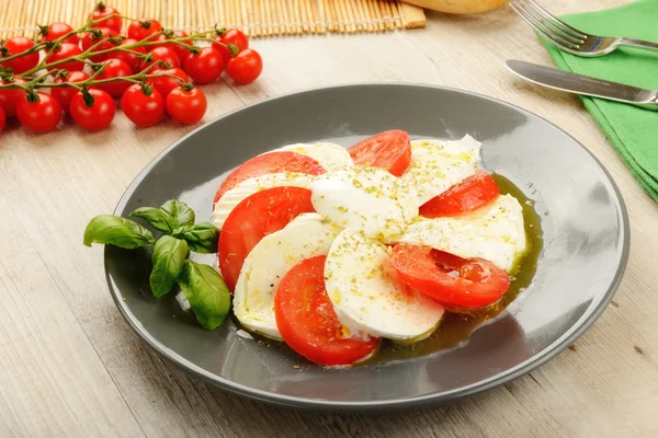 Mozzarella, tomates e orégano — Fotografia de Stock