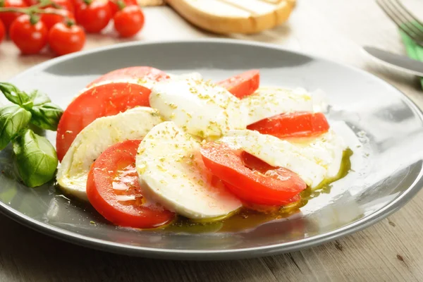 Mozzarella, tomatoes and oregano — Stock Photo, Image