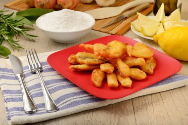 Kızarmış deniz ürünleri tabağı