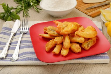 Kızarmış deniz ürünleri tabağı