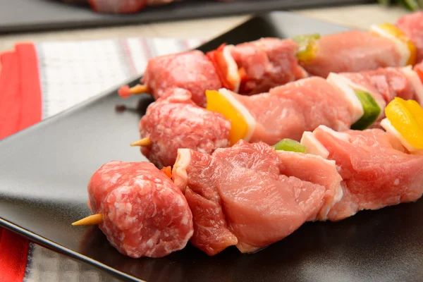 Skewers of veal raw — Stock Photo, Image