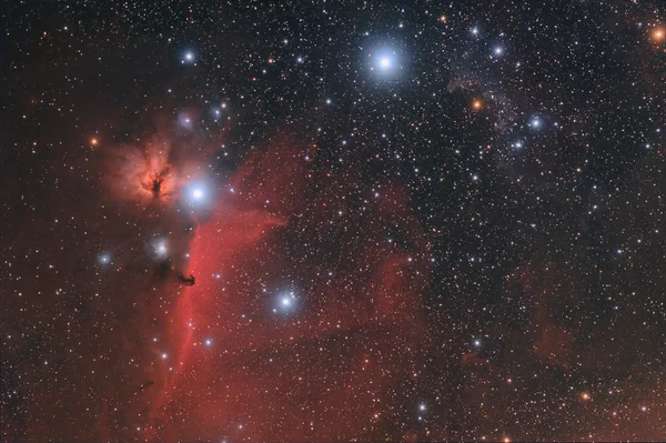 Roter Nebel in sternenklarer Nacht — Stockfoto