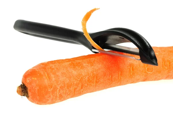 Ножевая очищающая морковь — стоковое фото