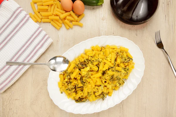 Pasta med zucchini och ägg — Stockfoto