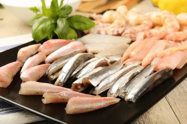 Pescado crudo en plato — Foto de Stock