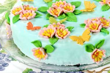 Çiçekli parlak kek