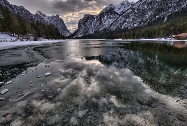 Крижані гірське озеро — стокове фото