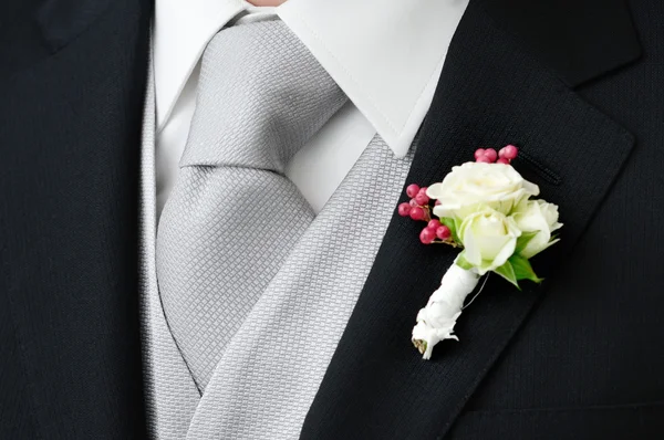 Vőlegény visel öltönyt és boutonniere — Stock Fotó