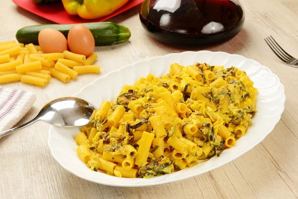 Pasta con zucchine e uova — Foto Stock