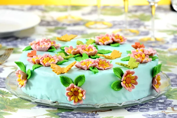 Ljusa tårta med blommor — Stockfoto