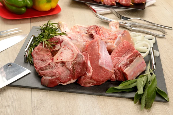 М'ясо і перець на обробних дошках — стокове фото