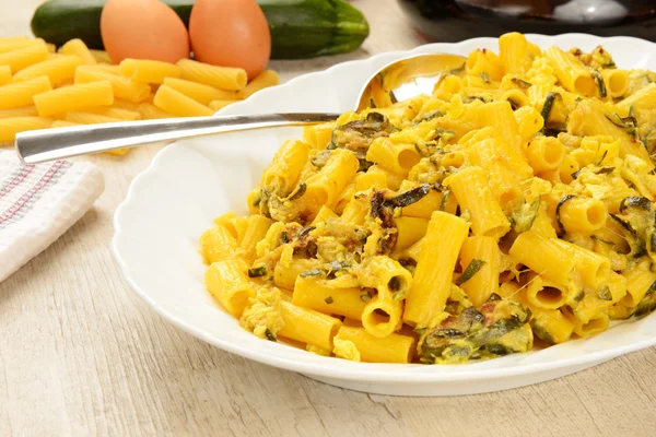 Pasta con zucchine e uova — Foto Stock