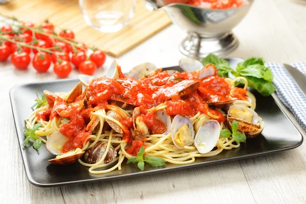 İstiridye ve sos spagetti — Stok fotoğraf