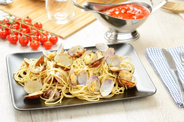 İstiridye ve sos spagetti — Stok fotoğraf