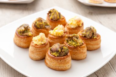 Jambona beyaz tabakta dolması