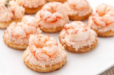 Kanepeler somon krema ile