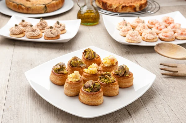 Vol-au-vent relleno en plato blanco —  Fotos de Stock