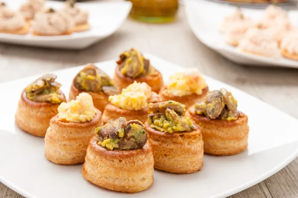 Vol-au-vent recheado em placa branca — Fotografia de Stock